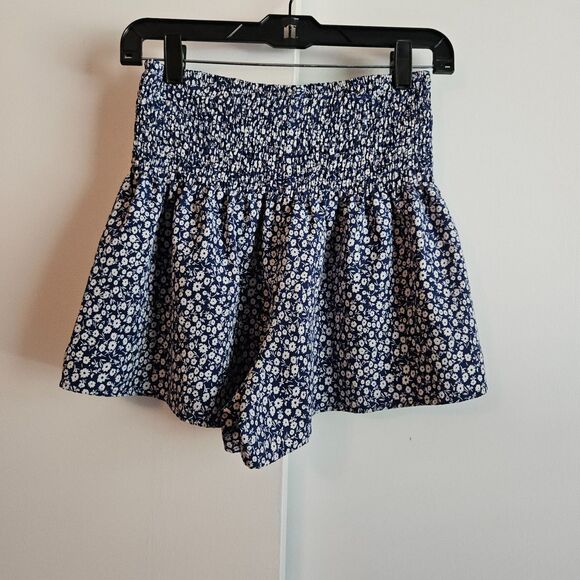 Flowy High-Waisted Shorts by Shein - Size M (6) - Picture 3 of 6
